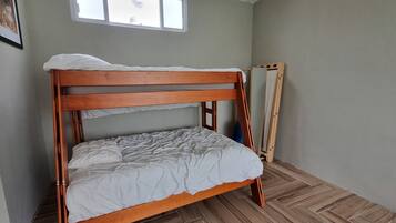 5 bedrooms, iron/ironing board, internet, bed sheets