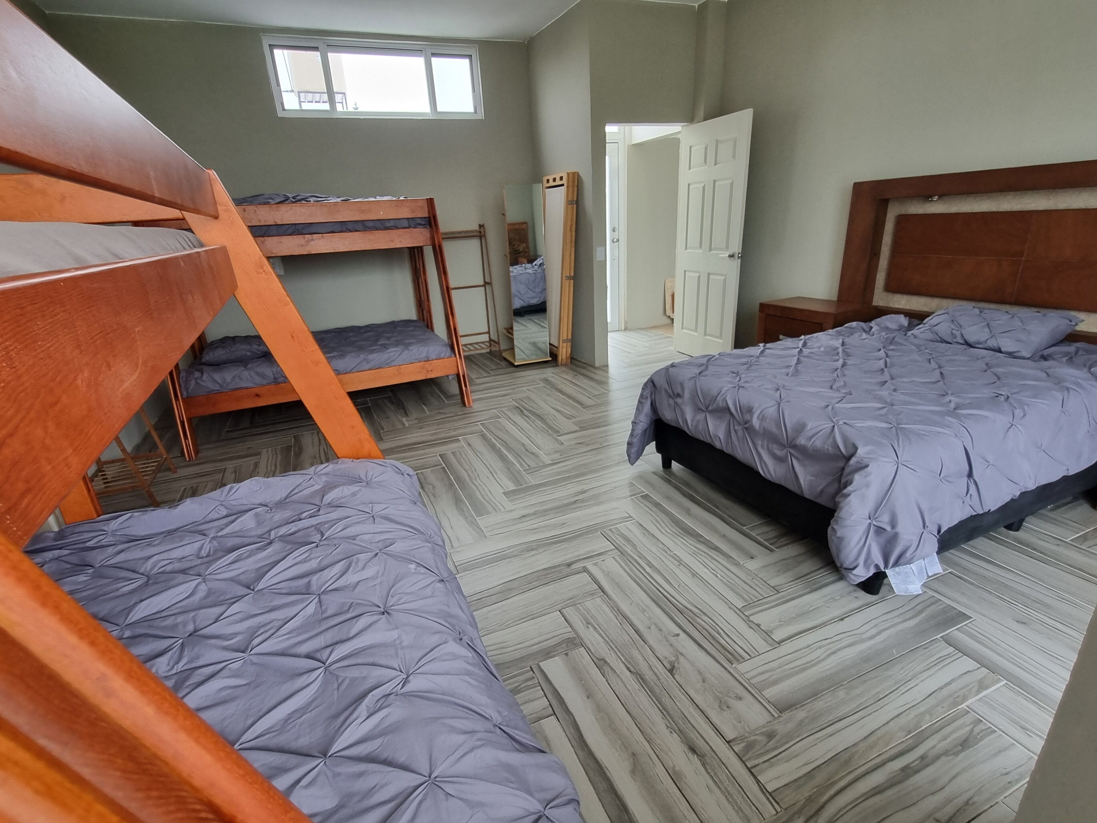 5 bedrooms, iron/ironing board, Internet, bed sheets