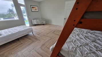 5 bedrooms, iron/ironing board, Internet, bed sheets