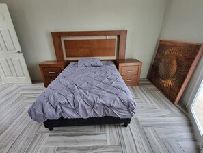 5 habitaciones, tabla de planchar con plancha y acceso a internet