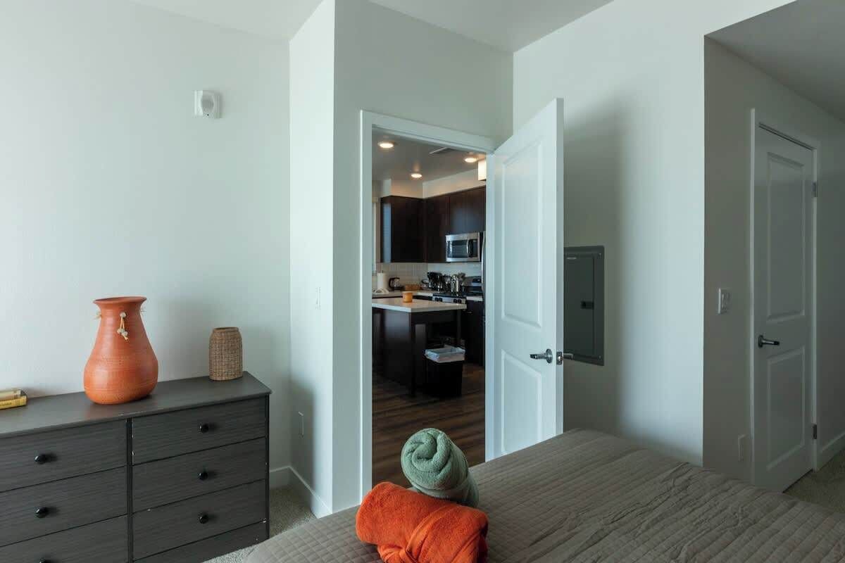 2 多间卧室、熨斗/熨衣板、WiFi、床单