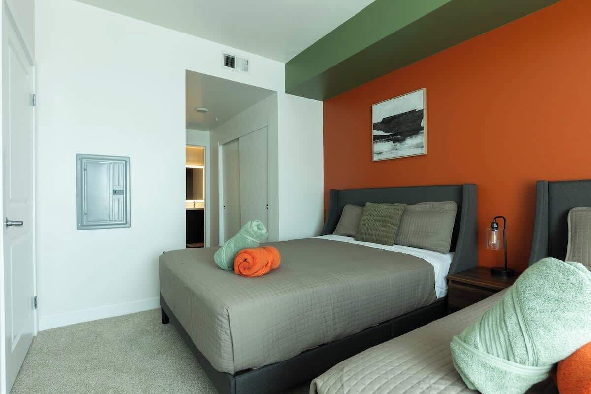 2 habitaciones, tabla de planchar con plancha, wifi y ropa de cama 