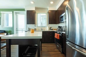 Frigorífic, microones, placa de cuina i rentaplats 