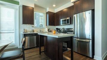 Fridge, microwave, stovetop, dishwasher