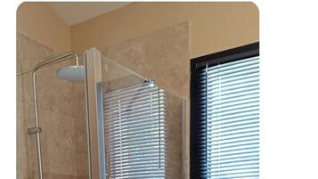 Douche, serviettes fournies, savon, papier toilette