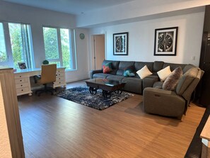 Smart TV - LA Escape: Stylish 2BR King Suite in Vibrant Little Tokyo (Los Angeles)