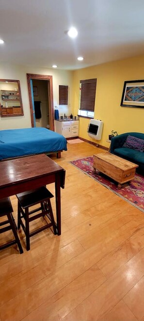 Iron/ironing board, WiFi, bed sheets