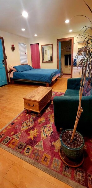 Silitysrauta/-lauta, Wi-Fi, vuodevaatteet