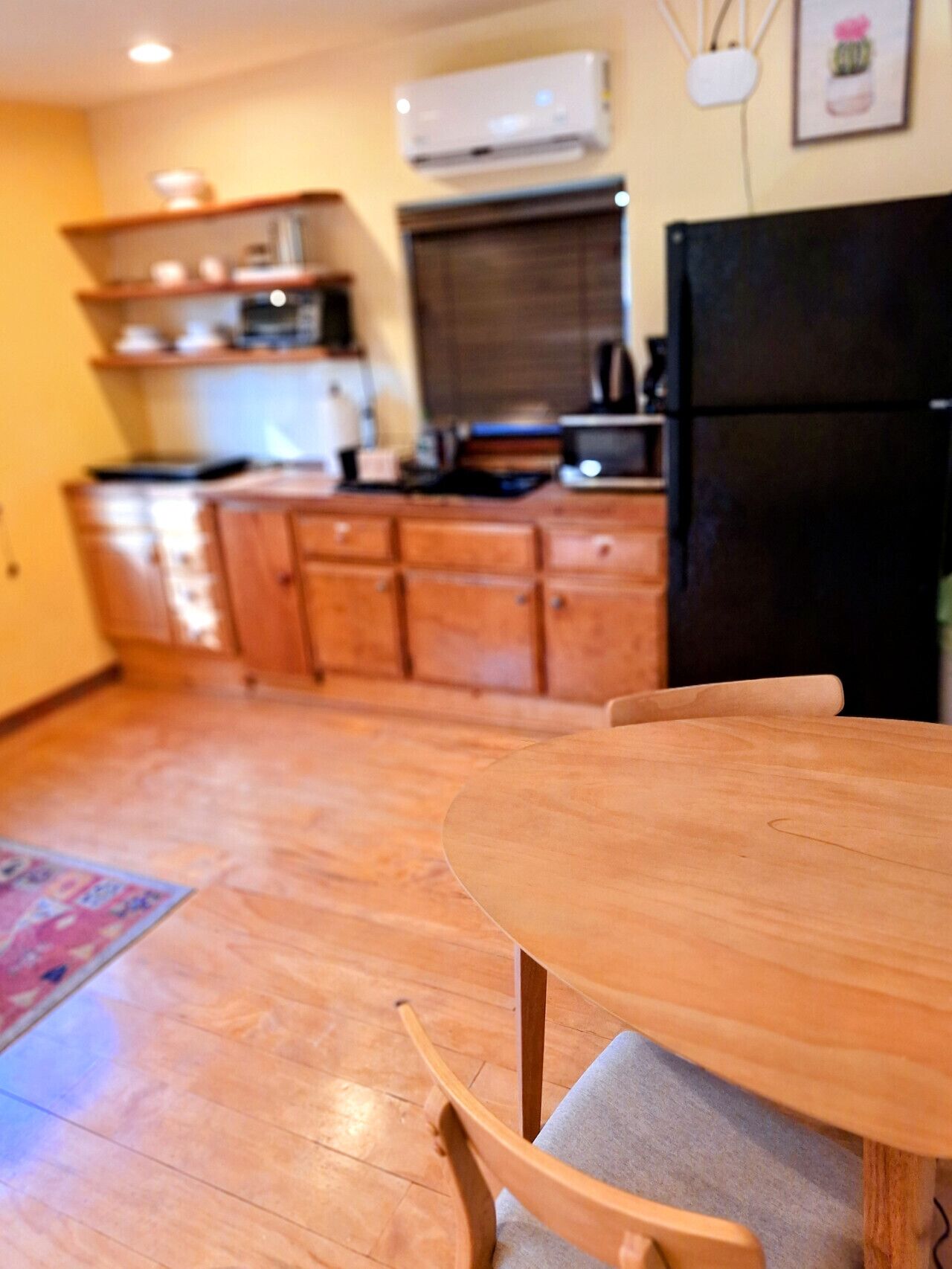 Jääkaappi, mikroaaltouuni, liesi, kahvin-/teenkeitin