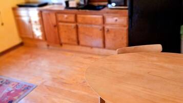 Jääkaappi, mikroaaltouuni, liesi, kahvin-/teenkeitin