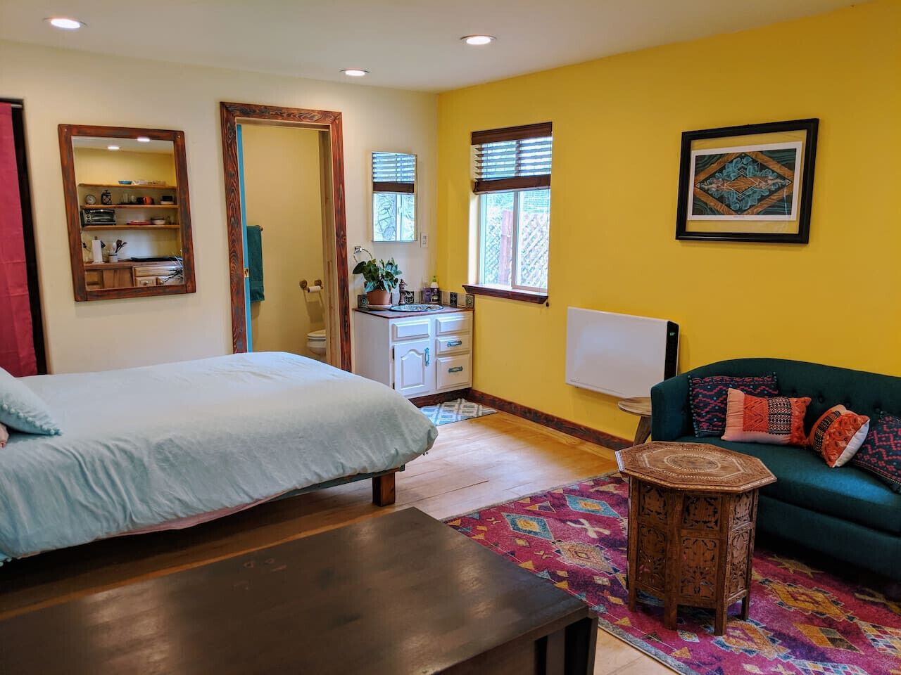 Tabla de planchar con plancha, wifi y ropa de cama 