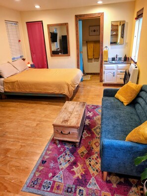 Iron/ironing board, free WiFi, bed sheets