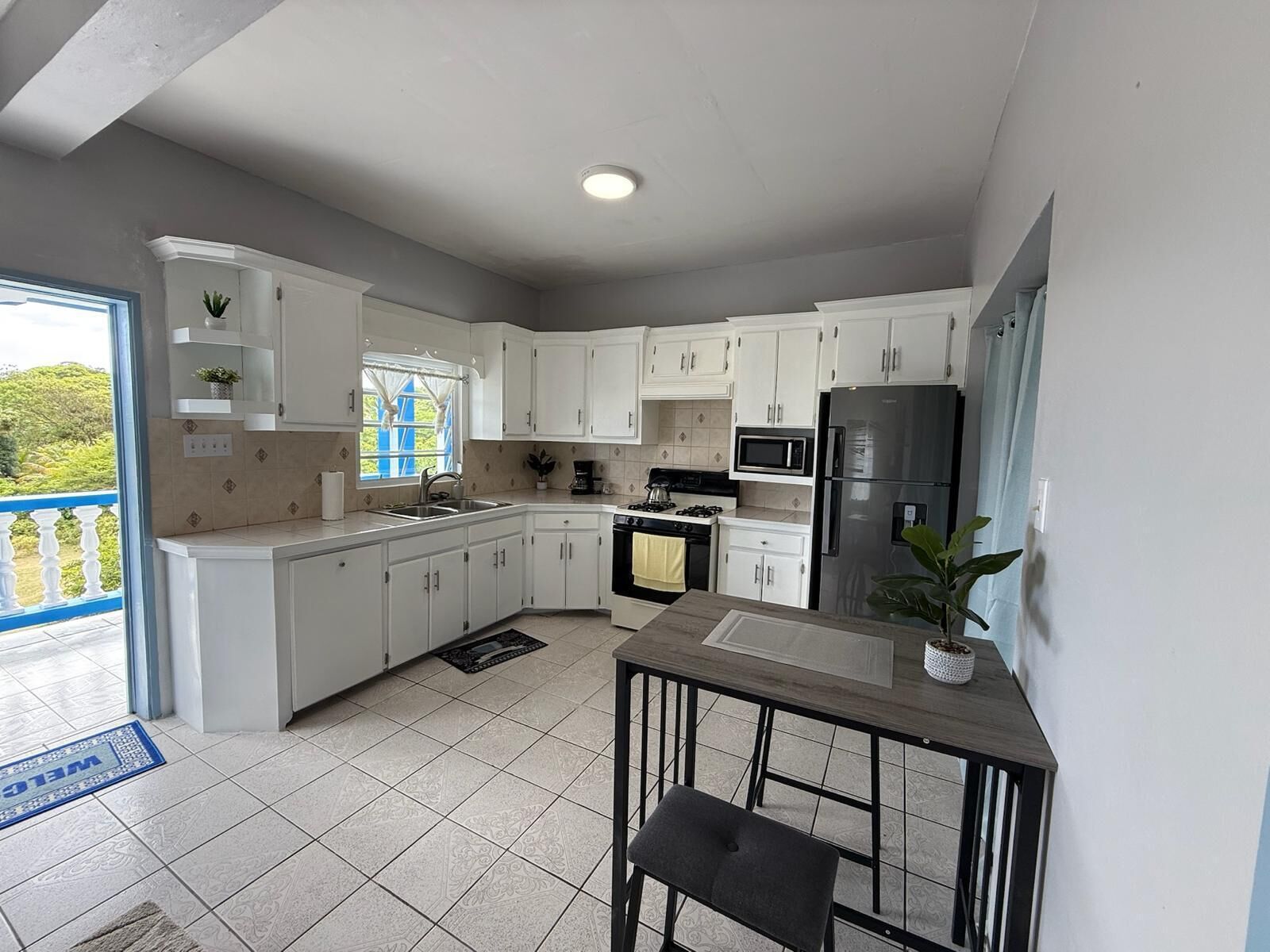 Køleskab, mikrobølgeovn, ovn, kogeplade