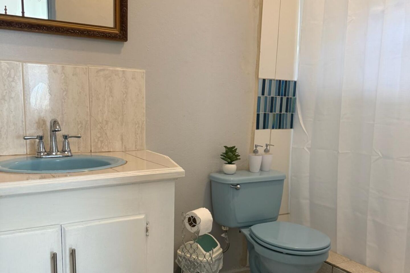 Ducha, toallas, jabón, shampoo