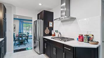 Kylskåp, mikrovågsugn, ugn och spishäll