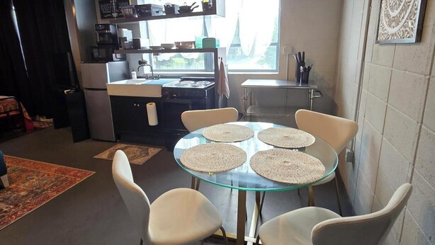Una cocina moderna con zona de comedor.