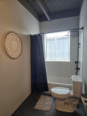 SĂšche-cheveux, serviettes fournies, savon, papier toilette