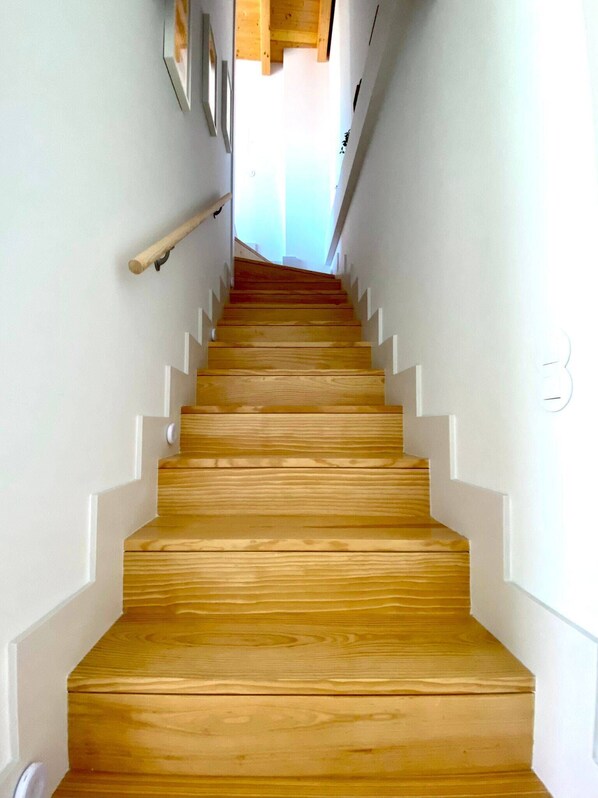 A wooden staircase with white walls and a wooden handrail. - VIVA - Rooftop Terrace View Flat (Porto)