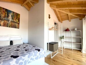 1 chambre, fer et planche à repasser, accès Internet, draps fournis