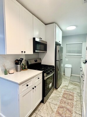 Fridge, microwave, oven, stovetop - Terrific 2-bedroom house with AC in Dallas (Dallas)