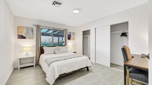 4 soverom, skrivebord, wi-fi (inkludert) og sengetøy