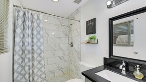 Dusche, Haartrockner, Handtücher, Seife