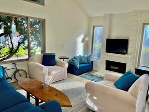 Smart TV, fireplace, books, stereo - Perfect 2-bedroom beach condo in Oxnard (Oxnard)