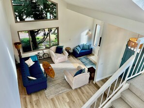 Smart TV, fireplace, books, stereo