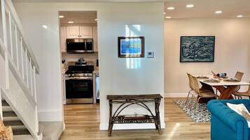 Smart TV, fireplace, books, stereo