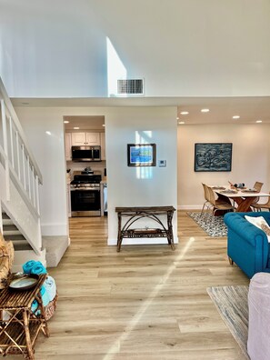 Smart TV, fireplace, books, stereo - Perfect 2-bedroom beach condo in Oxnard (Oxnard)