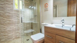 Douche, sèche-cheveux, serviettes fournies