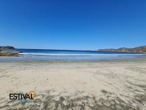 En la playa, arena blanca