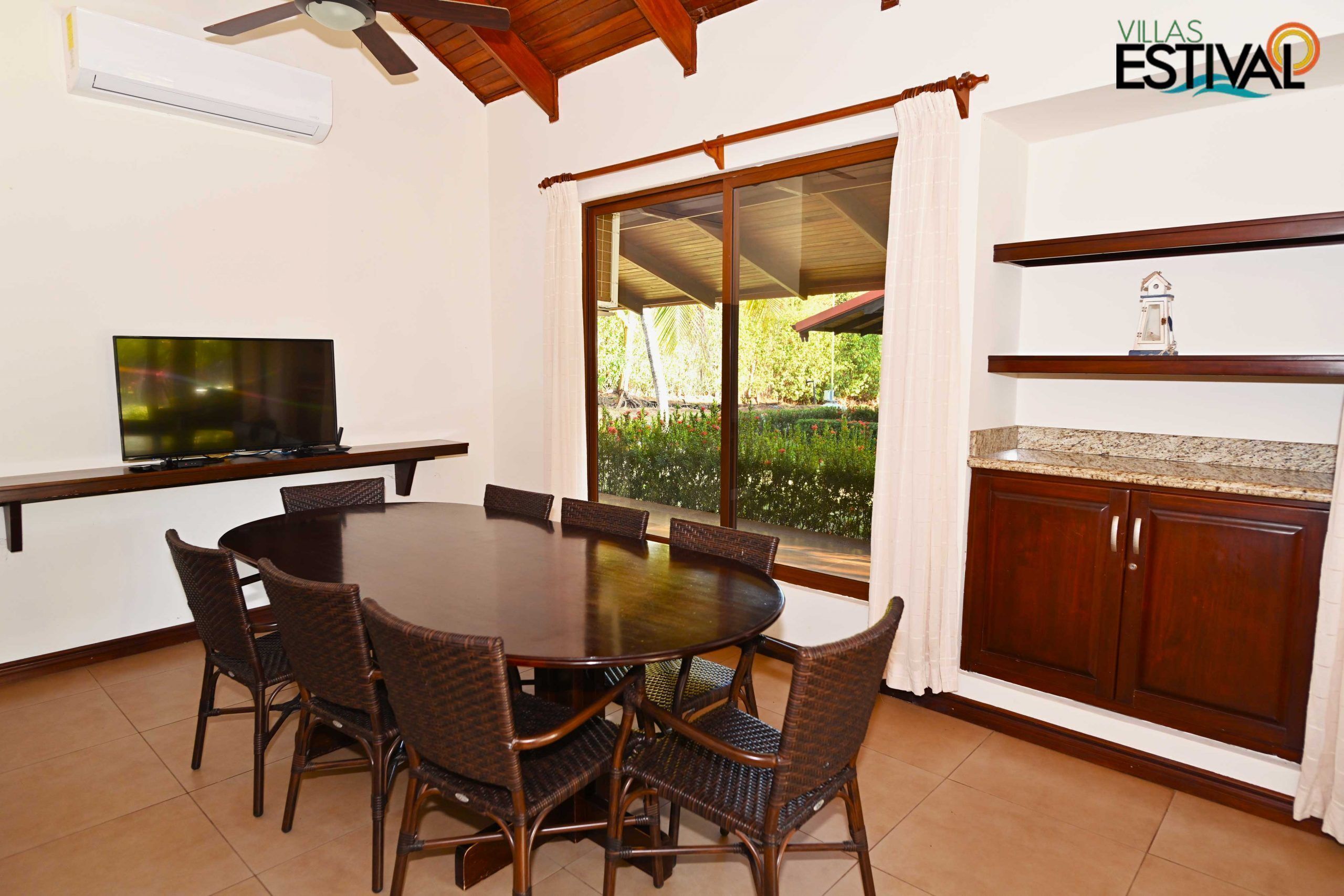 Familie villa, 3 slaapkamers, uitzicht op tuin | Woonruimte | Een 42-inch smart-tv met satellietzenders