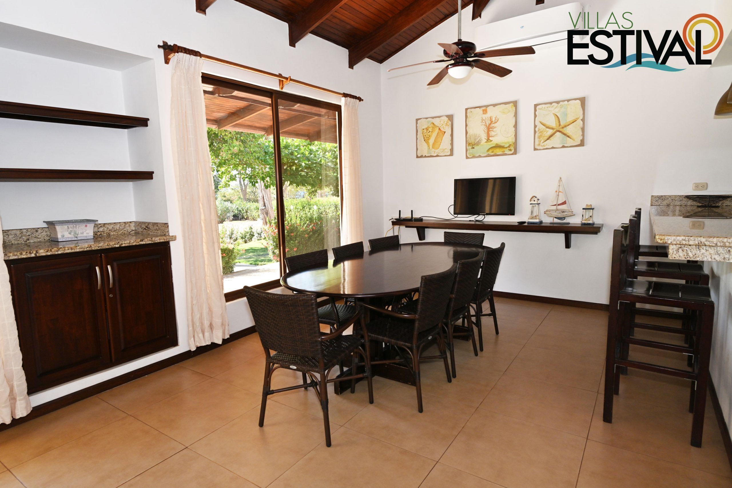 Junior villa, 2 slaapkamers, aan het zwembad | Woonruimte | Een 42-inch smart-tv met satellietzenders