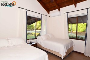 Vila família, 3 quartos, vista para o jardim | Cofres nos quartos, individualmente decorados