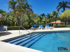 Una piscina al aire libre
