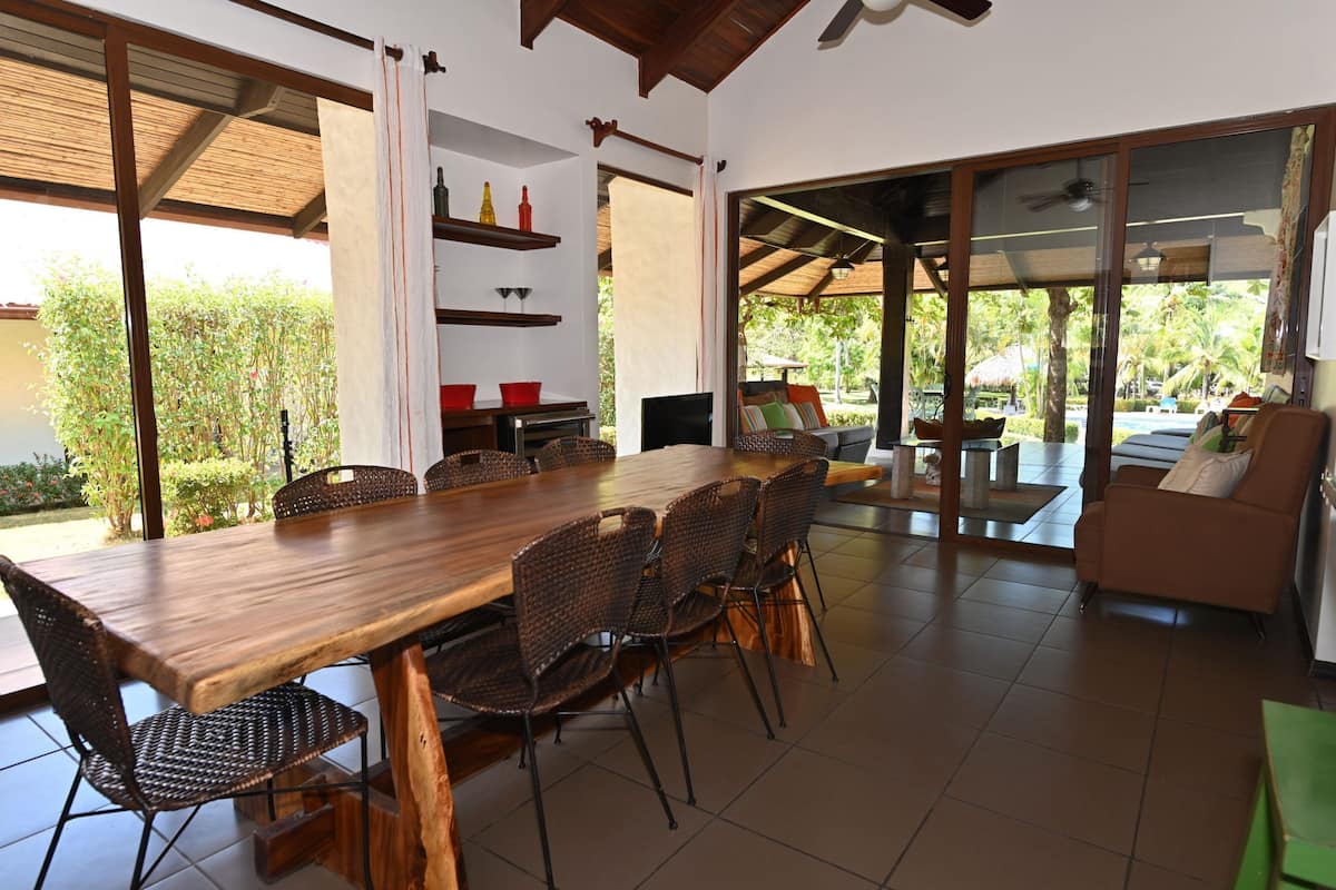 Villa familiar, 4 habitaciones, junto a la alberca | Área de sala de estar | Smart TV de 42 pulgadas con canales vía satélite