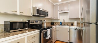Family-Friendly 2BR Home in Lynnwood w/ Parking