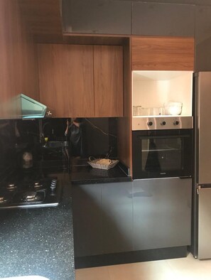 ثلاجة، فرن، موقد طهي مسطح