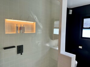 Een douche, een haardroger, een bidet, handdoeken