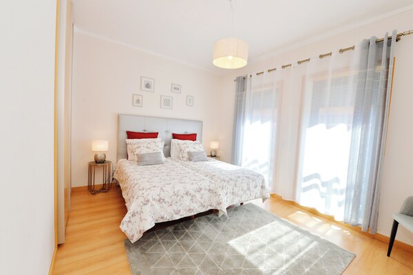 2 chambres, fer et planche à repasser, accès Internet, draps fournis