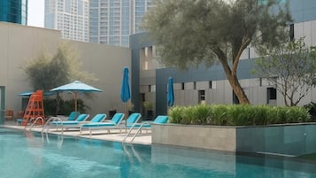 Una piscina al aire libre