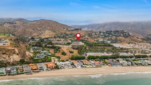 A coastal town with residential buildings, a beach, and hills in the background. - Beachy Malibu Loft - Pool / Tennis / Gym (Malibu)