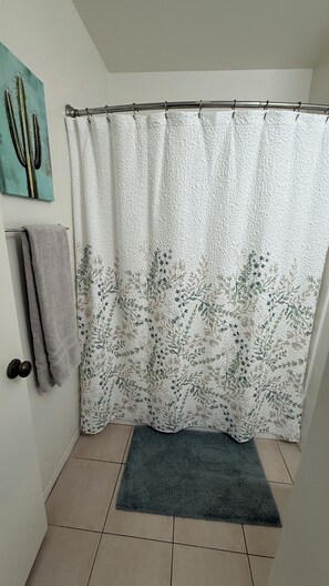 Douche, sèche-cheveux, serviettes fournies, savon