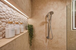 Dusche, umweltfreundliche Kosmetikartikel, Haartrockner, Handtücher