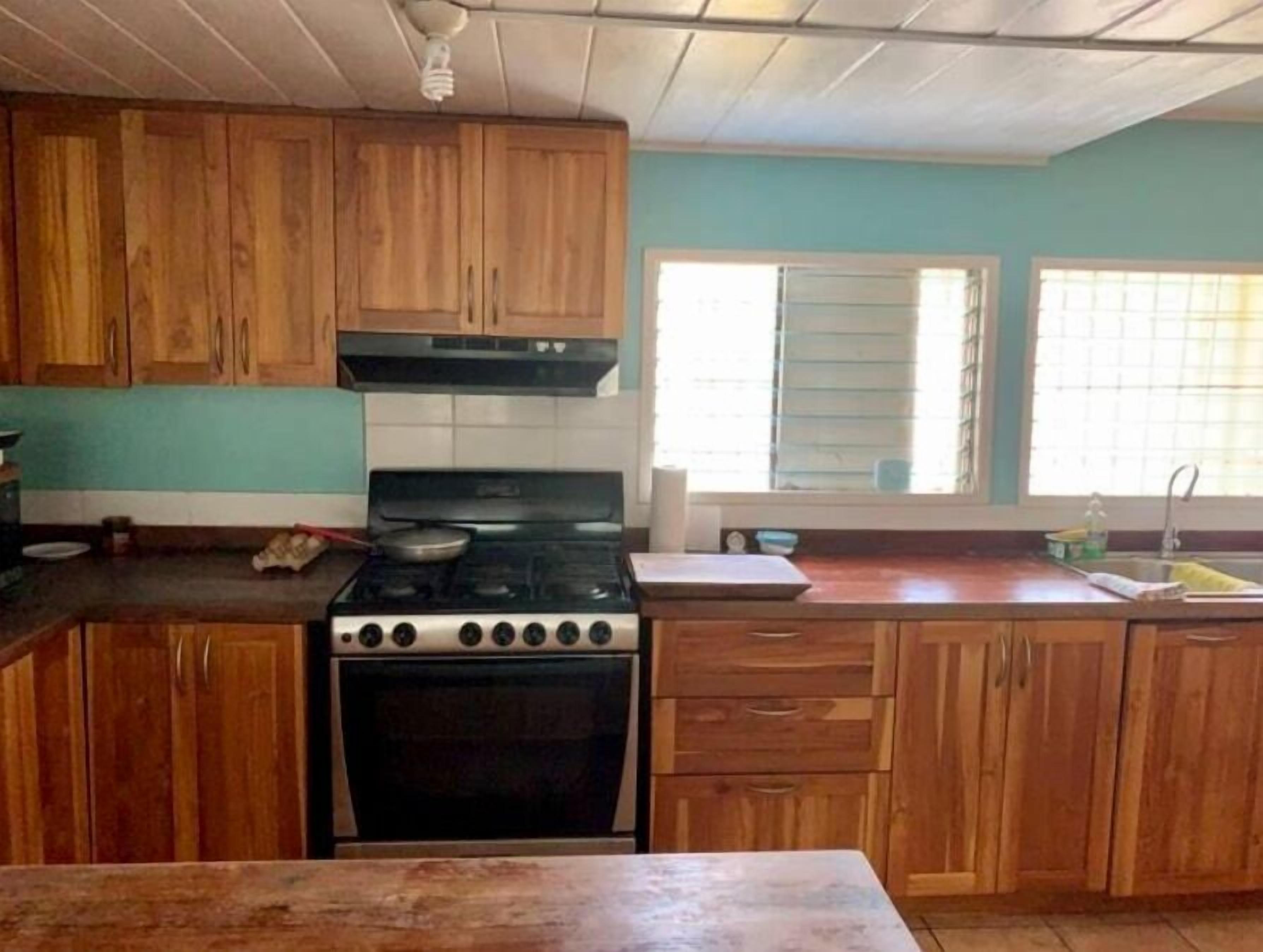 Kühlschrank, Mikrowelle, Ofen, Wasserkocher mit Kaffee-/Teezubehör