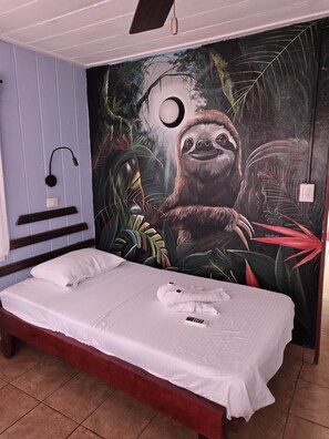 1 bedroom, desk, free WiFi, bed sheets - Sloth Room at Jane's Beach Resort (Chacarita)