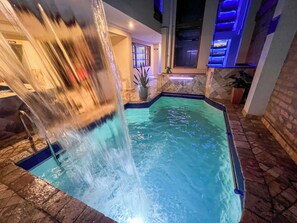 Una piscina cubierta