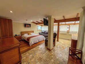 Suite Confort, vistas a la ciudad | Caja fuerte, escritorio, espacio para trabajar con un portátil
