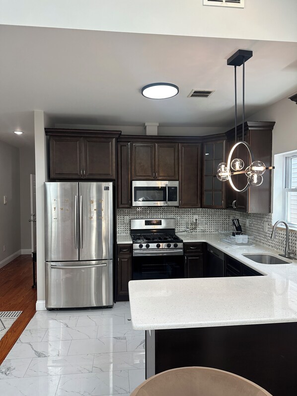 Een microgolfoven, een kookplaat, een vaatwasser